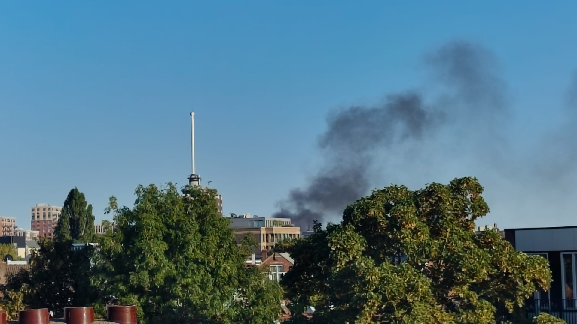 Bij de brand komt veel rook vrij.