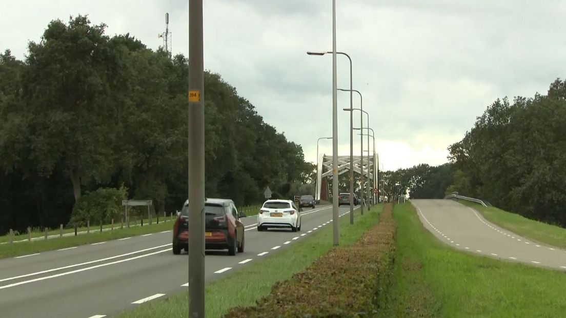 Op de N346 tussen Goor en Hengelo zouden tientallen lantaarnpalen geschrapt worden