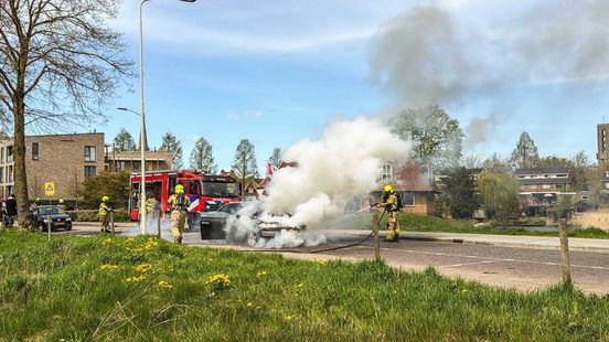 Auto vliegt tijdens het rijden in brand