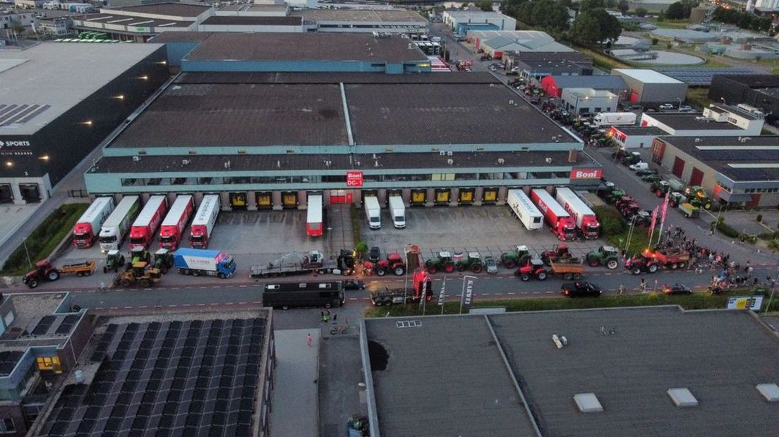 Boeren protesteren bij het distributiecentrum van Boni in Nijkerk.