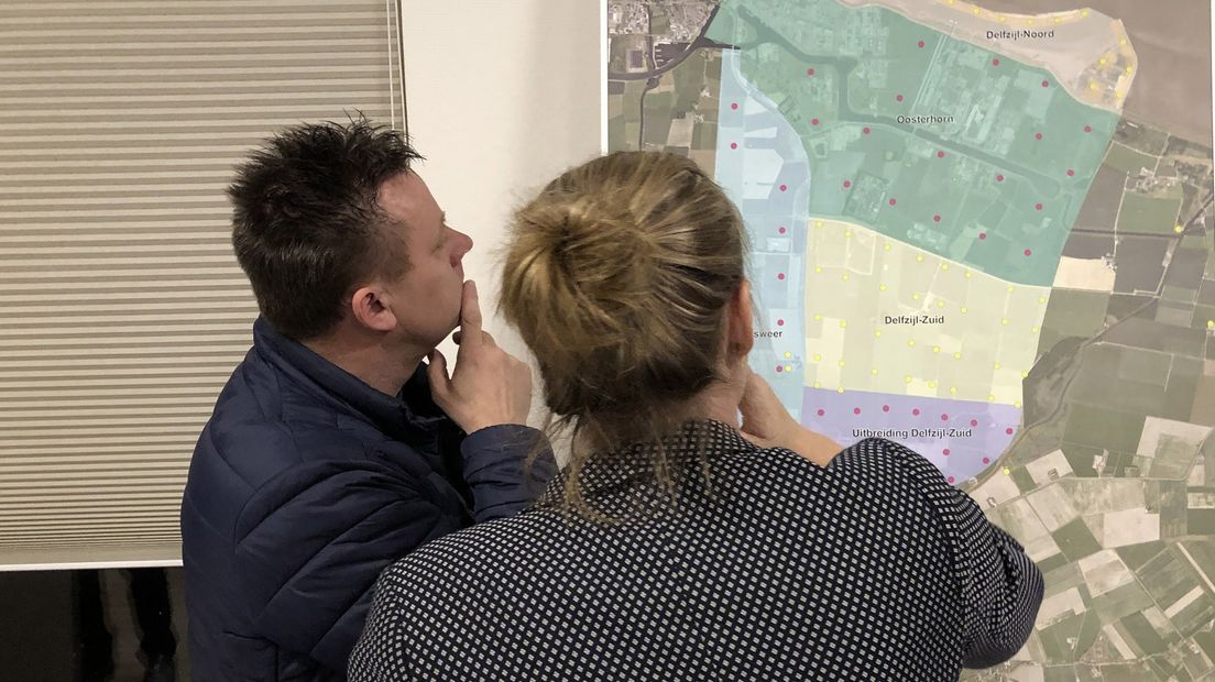 Belangstellenden op een eerdere infoavond over de uitbreiding van windpark Delfzijl Zuid