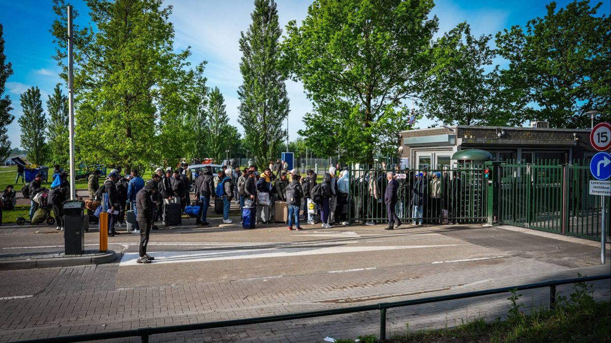 Situatie Ter Apel: Meer tentjes bij aanmeldcentrum • 91 asielzoekers brachten nacht door in de Wijk