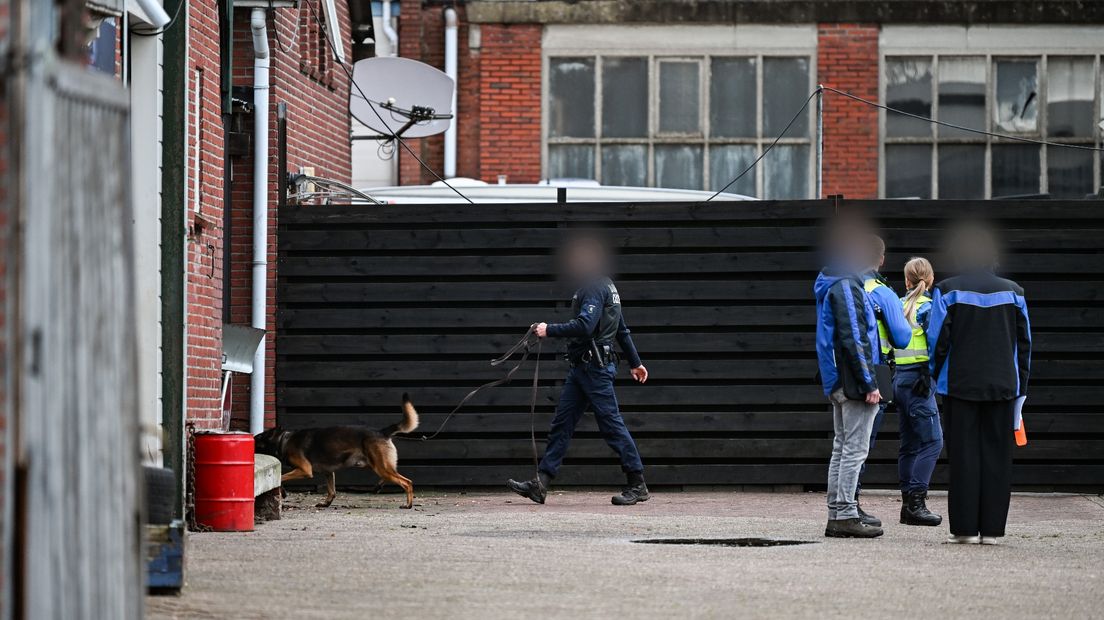Douane en politie controleren een pand aan de Industrieweg in Winschoten