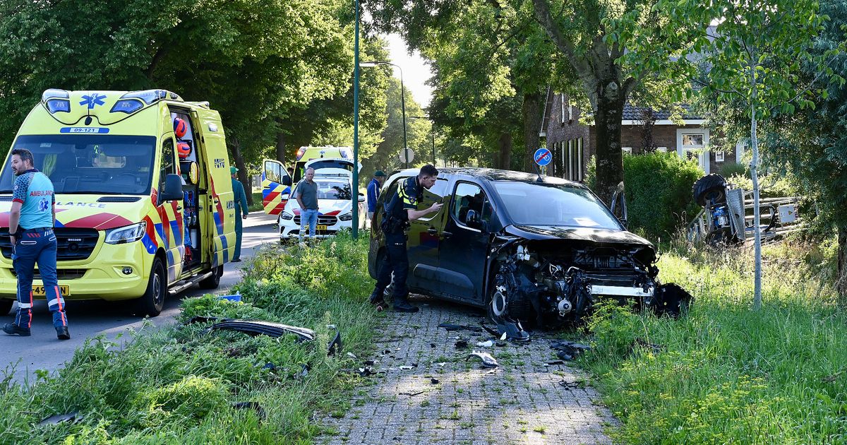 Bedrijfsbus knalt op hoogwerker: 2 gewonden naar ziekenhuis