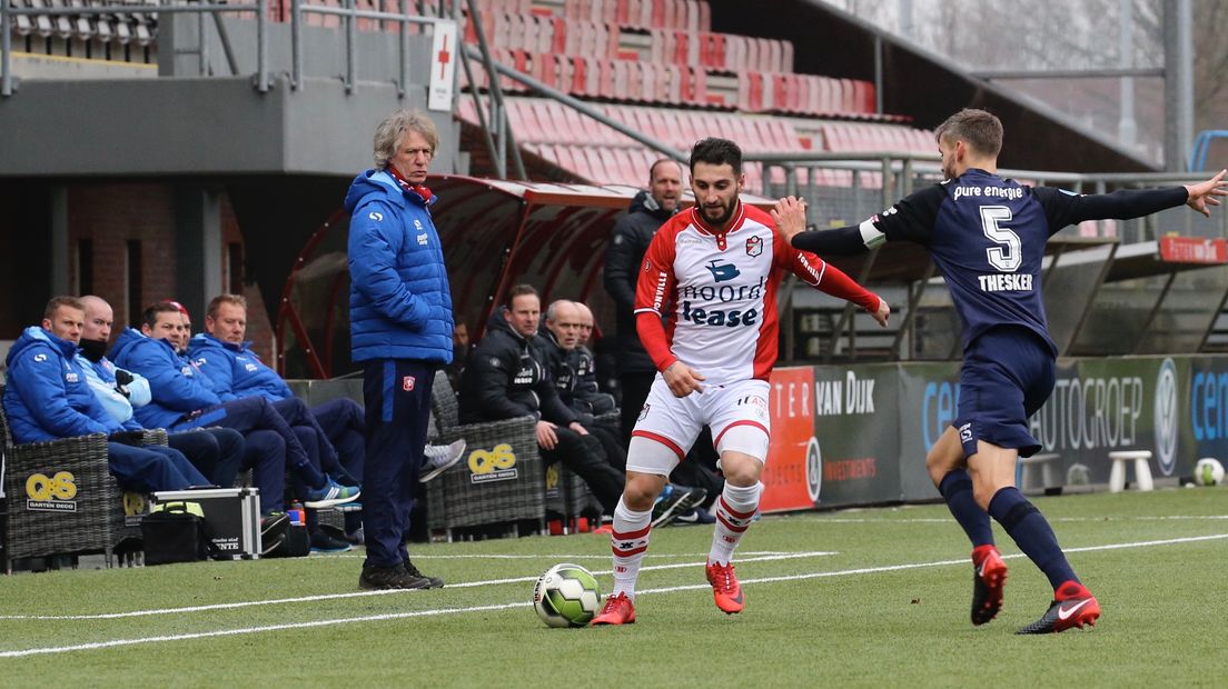 Gertjan Verbeek kijkt toe hoe FC Emmen-proefspeler Norair Aslanyan Twente-captain Stefan Thesker probeert te passeren (Rechten: Gerrit Rijkens)