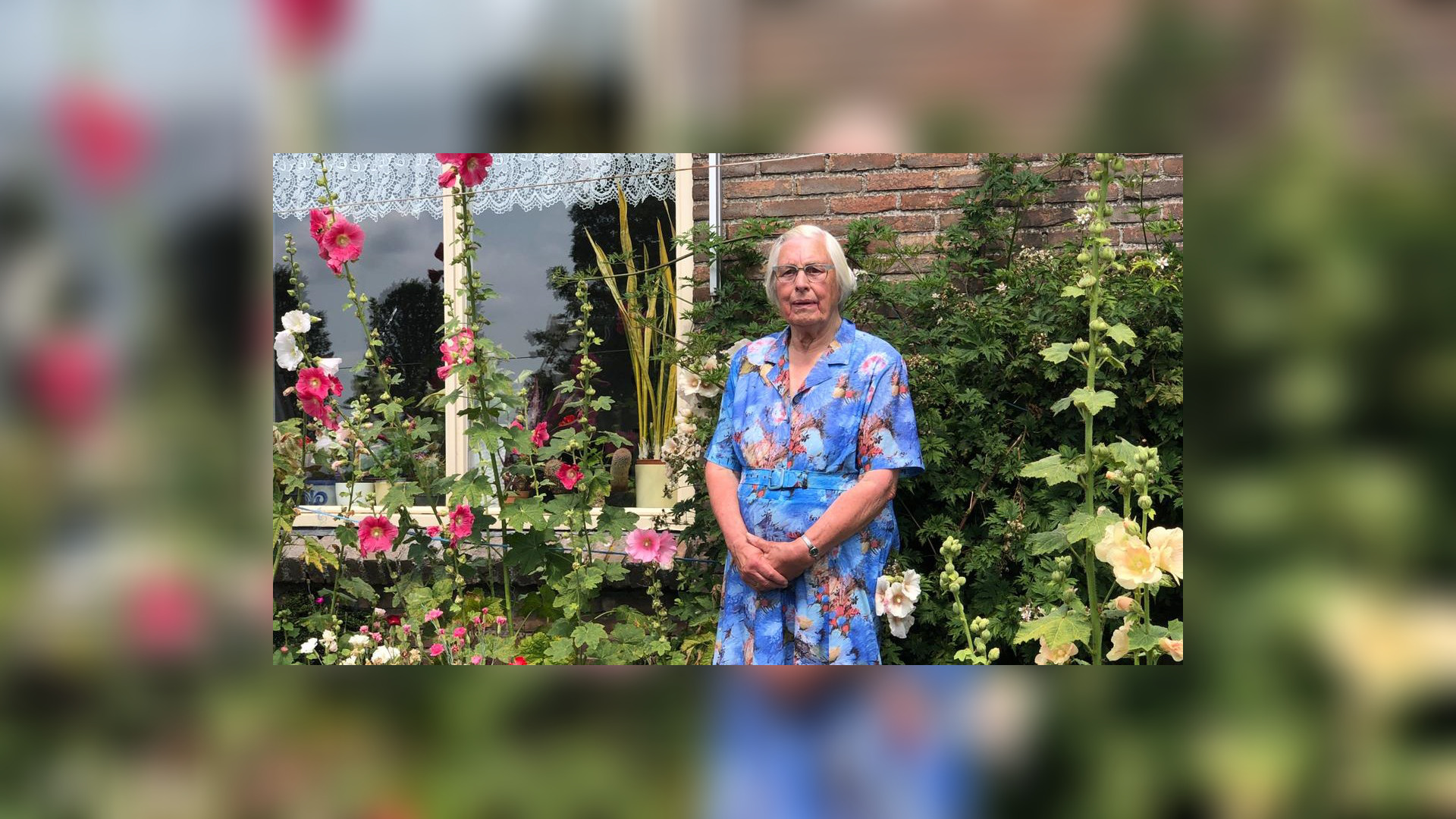 Dirkje de Jong by har blommen
