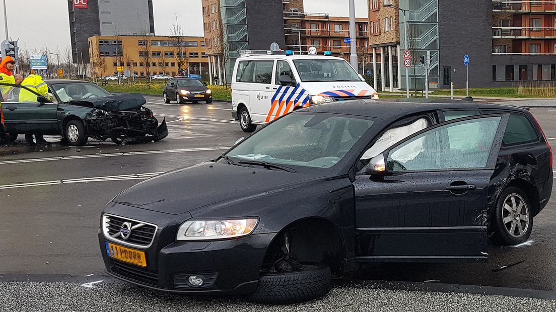 De auto's raakten zwaar beschadigd (Rechten: Persbureau Meter)