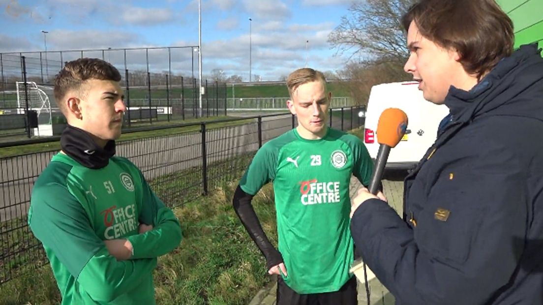 Kian Slor (links) en Romano Postema met quizmaster Stefan Bleeker