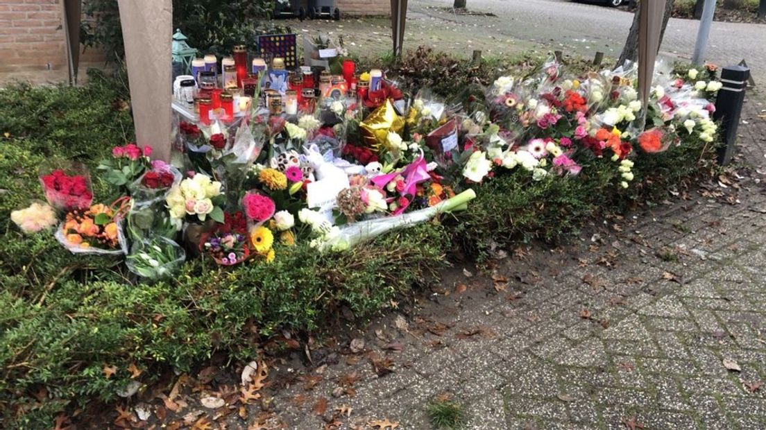 Bloemen op de plek van de dodelijke aanrijding in Wijchen.