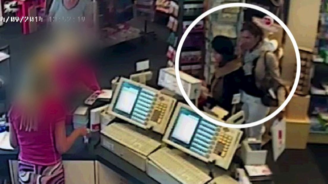 Vrouwen kijken pincode af in Ommen