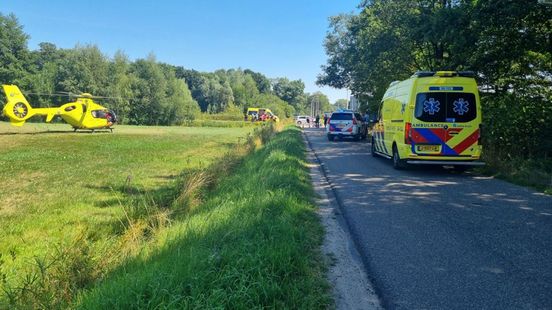 Fietser ernstig gewond na botsing in buitengebied. Fietser ernstig gewond na botsing in buitengebied.