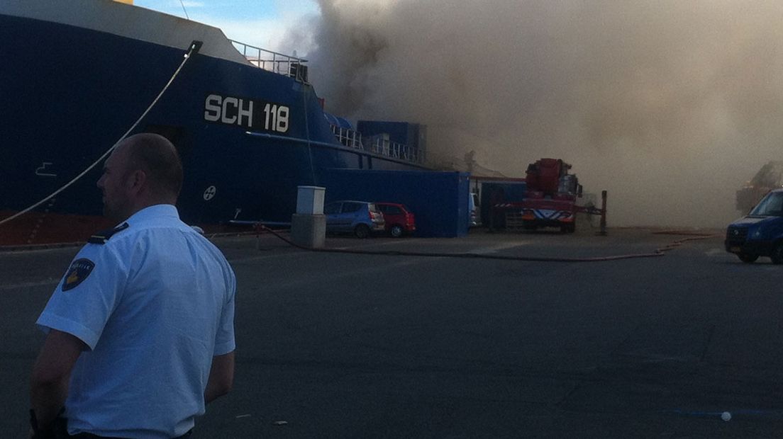 Bij een brand op een schip aan de Vissershavenweg op Scheveningen zijn meerdere mensen gewond geraakt.