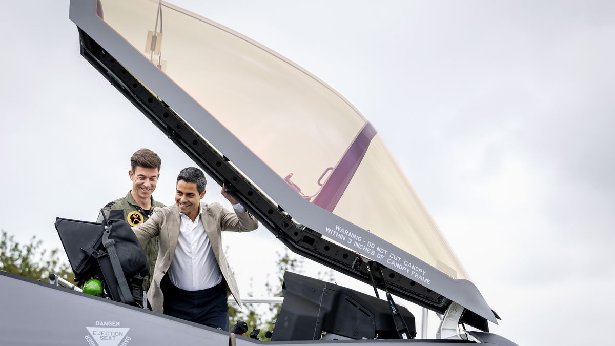 Premier Jetten onder de indruk van internationale F-35-training op vliegbasis Leeuwarden