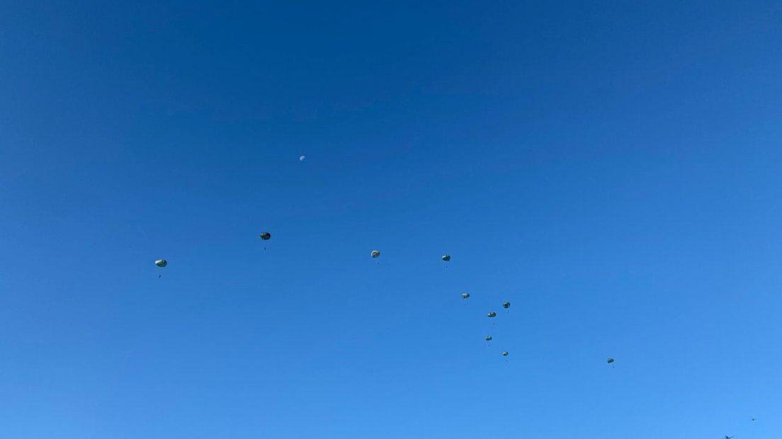 75 jaar geleden kozen para's boven de Ginkelse Heide en Driel het luchtruim. Deze zaterdag werden  de dappere militairen geëerd tijdens de jaarlijkse herdenking met ook de traditionele luchtlandingen. Er waren bijna 100.000 bezoekers bij de plechtigheden. Lees hier het liveblog over Operatie Market Graden terug met onder meer het bezoek van de Britse prins Charles en enkele gedenkwaardige momenten eerder deze week.