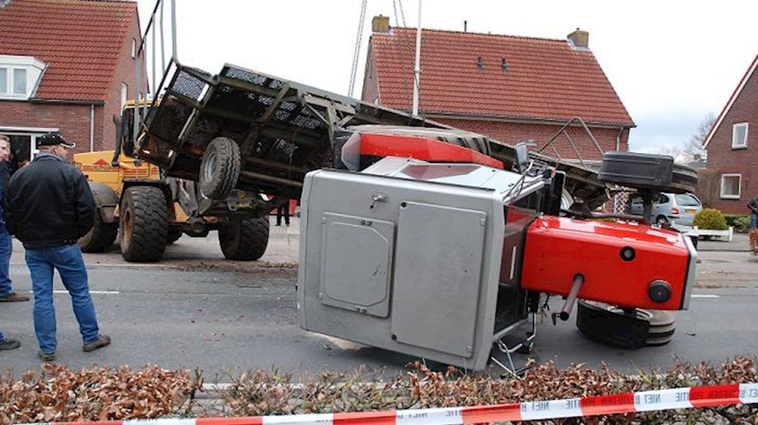 Landbouwvoertuig gekanteld