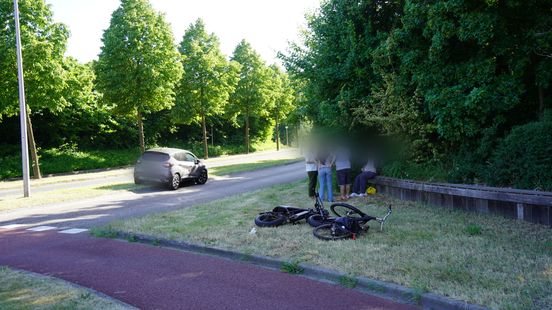 Dubbele aanrijding in Zwolle, bestuurder doorgereden. Dubbele aanrijding in Zwolle, bestuurder doorgereden.