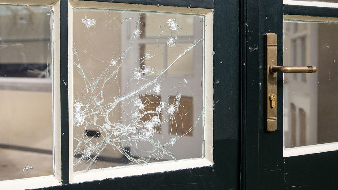 Schade aan een deur wijst op een inbraakpoging.