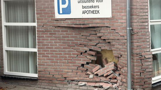 Auto ramt muur apotheek in Bunde Home
