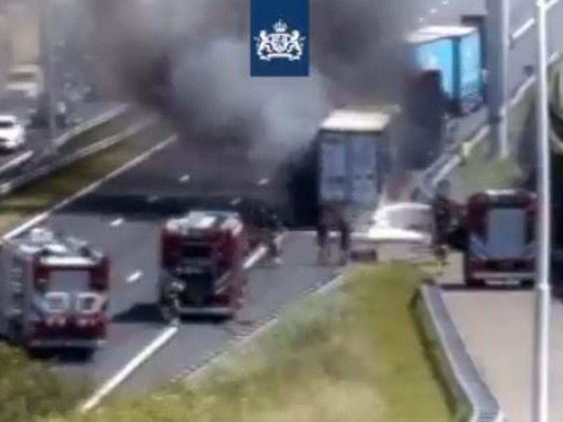 Enorme rookwolk op A15 bij Botlektunnel door brandende vrachtwagen