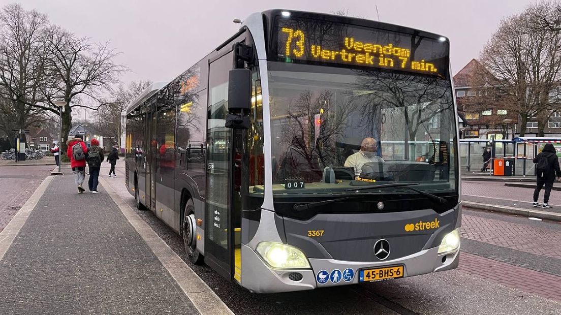 Bus 73 op het station van Emmen