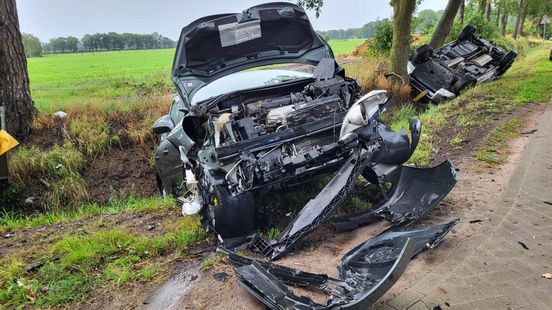 Ravage na ongeluk met gewonden in Manderveen. Ravage na ongeluk met gewonden in Manderveen.