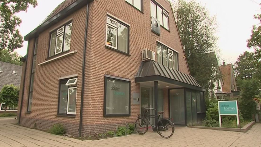 Directeur Michiel Bosman van GGZ-instelling Dokter Bosman luidt de noodklok over de jeugdzorg op de Noord Veluwe. Voor kinderen uit de omgeving van Harderwijk heeft Dokter Bosman een patiëntenstop moeten instellen, volgens Bosman omdat de gemeente door haar geld heen is.