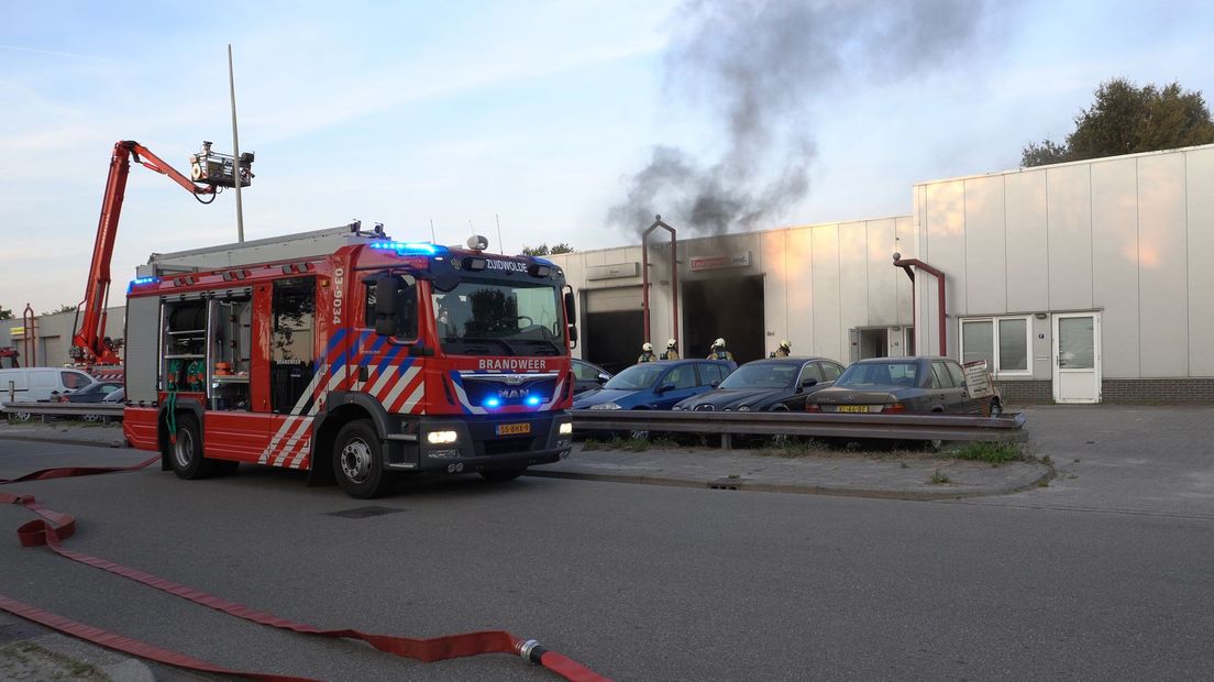 Auto uitgebrand brand bij garage in Hoogeveen RTV Drenthe