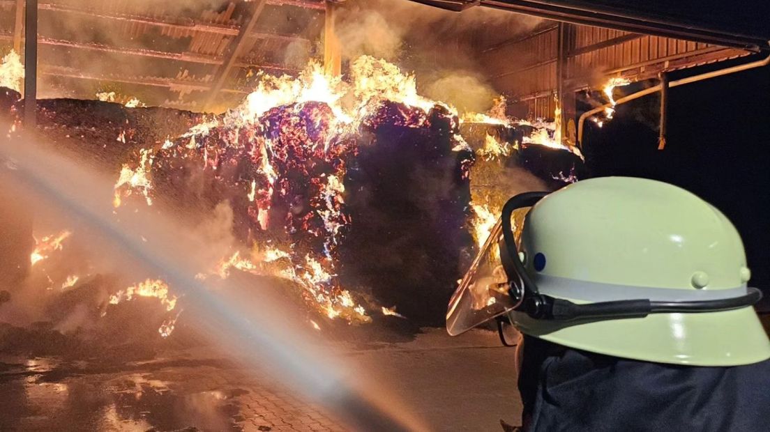 De brandweer blust de vlammenzee