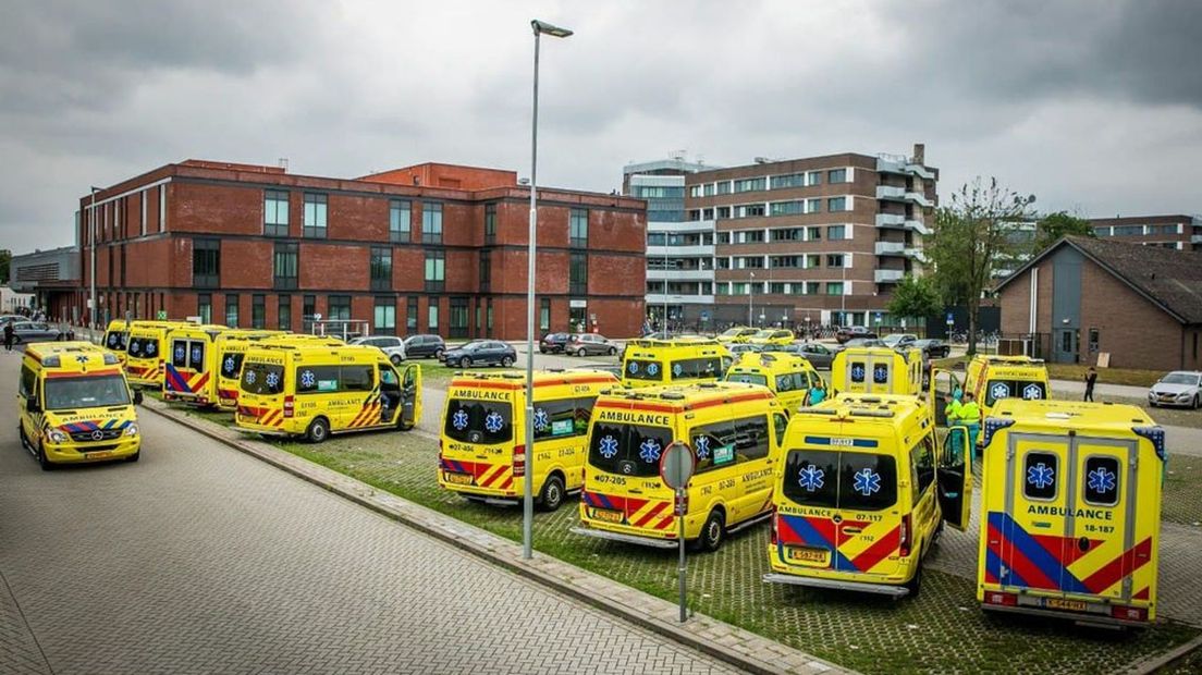 Ambulances bij ziekenhuis VieCuri in Venlo.