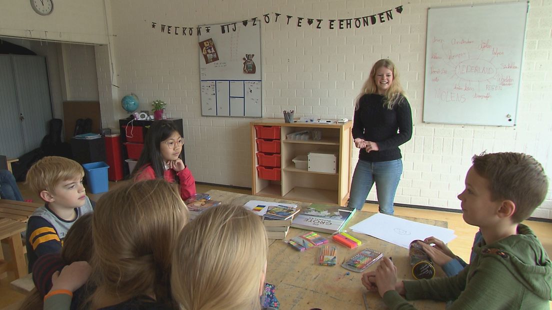 Middelbare scholieren voor de klas in Zwolle