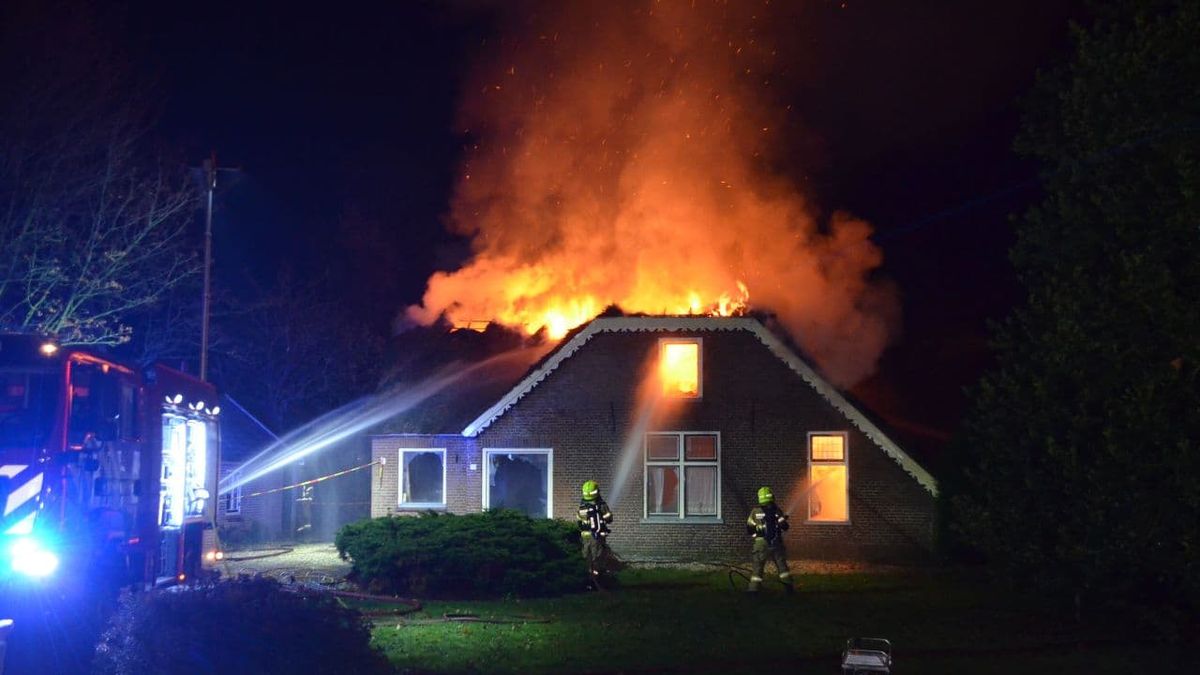 Grote brand verwoest huis met rieten kap in Zwartebroek