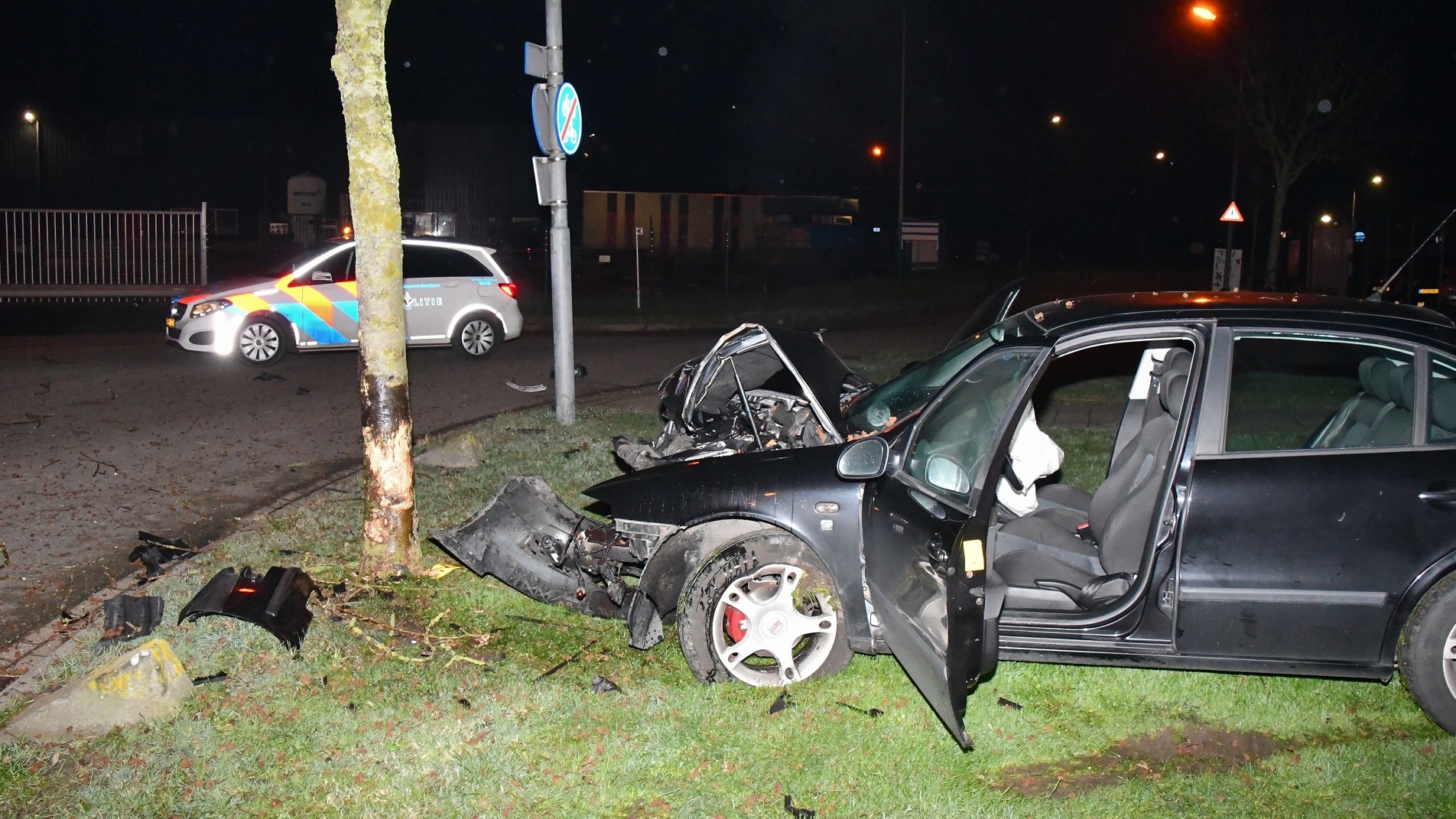 Automobilist Knalt Frontaal Op Boom - Omroep Zeeland