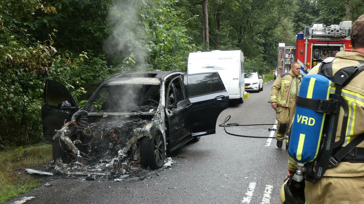 Auto met caravan in brand op N855 bij Dwingeloo