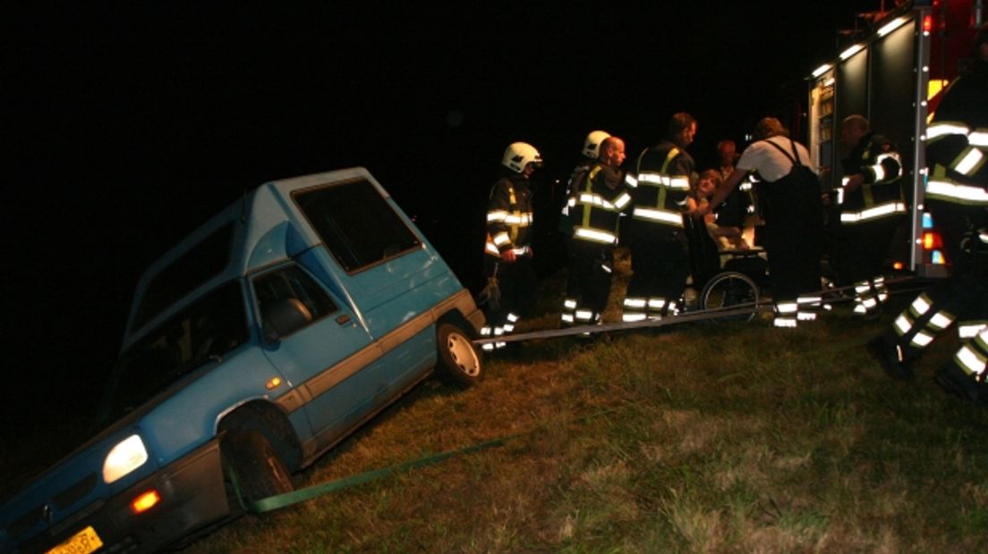 Rolstoelauto in de berm