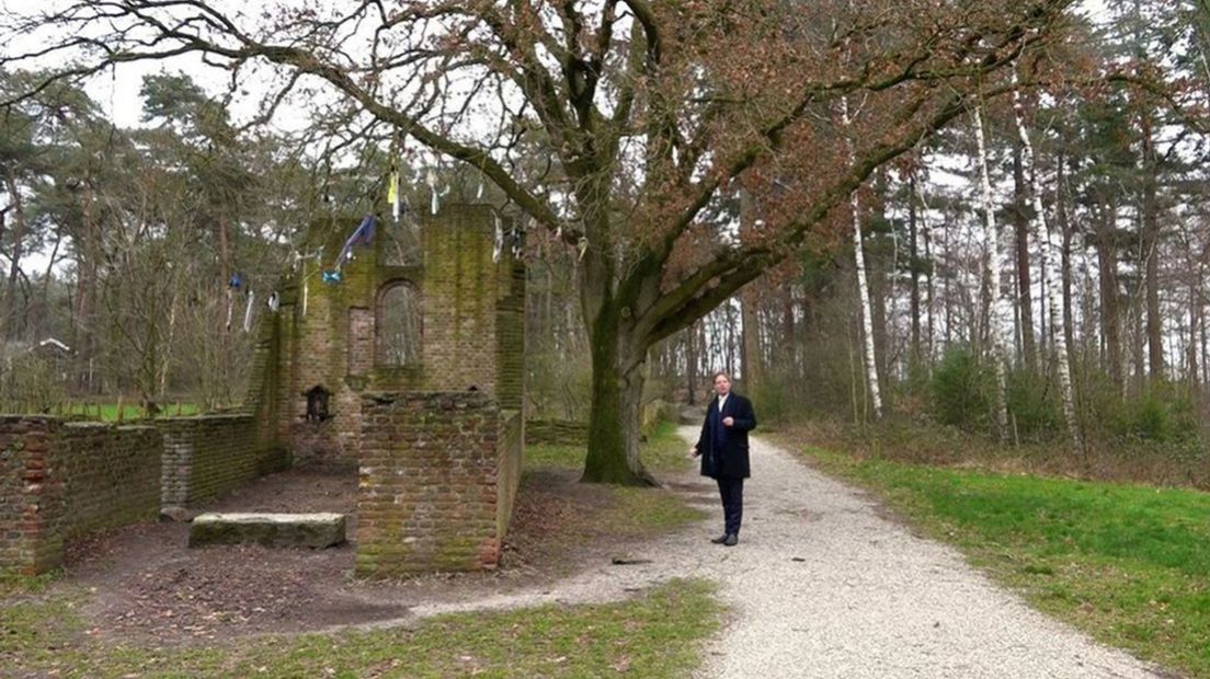Een Ridder van Gelre bij de boom.
