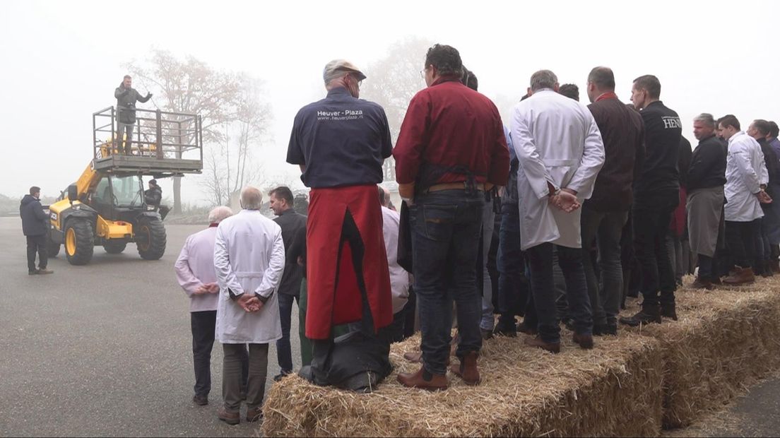 De fotograaf zet de zestig slagers op de juiste plek