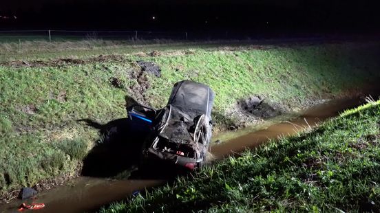 Auto raakt te water bij Gieten