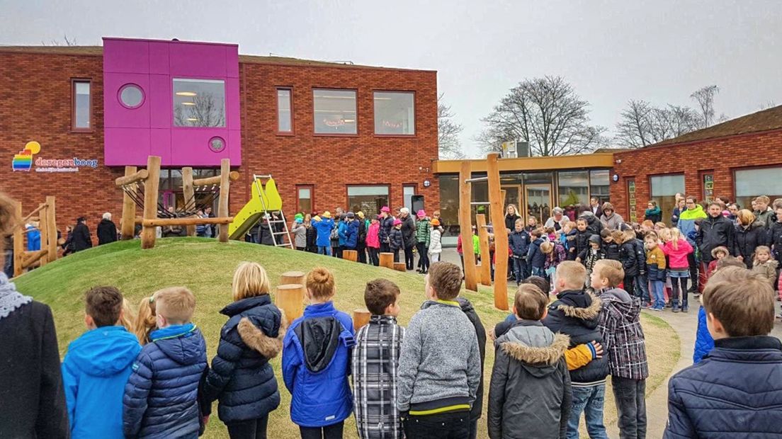 Kinderen bij de opening van een aardbevingsbestendige school