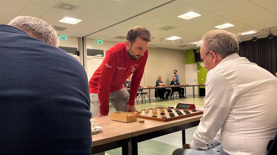 Dammen tegen 52 mensen tegelijk: 'De tegenstanders zijn echt geen pannenkoeken' Dammen tegen 52 mensen tegelijk: 'De tegenstanders zijn echt geen pannenkoeken'