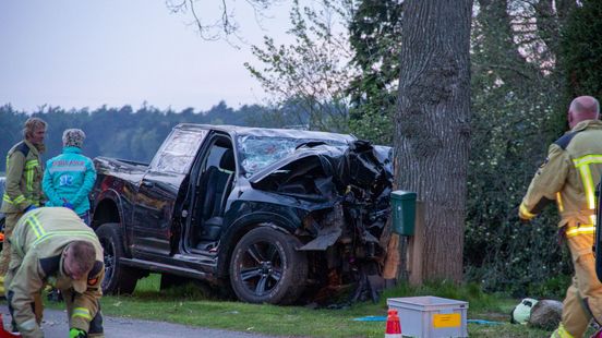 Automobilist gewond bij frontale botsing met boom bij Wezuperbrug. Automobilist gewond bij frontale botsing met boom bij Wezuperbrug.