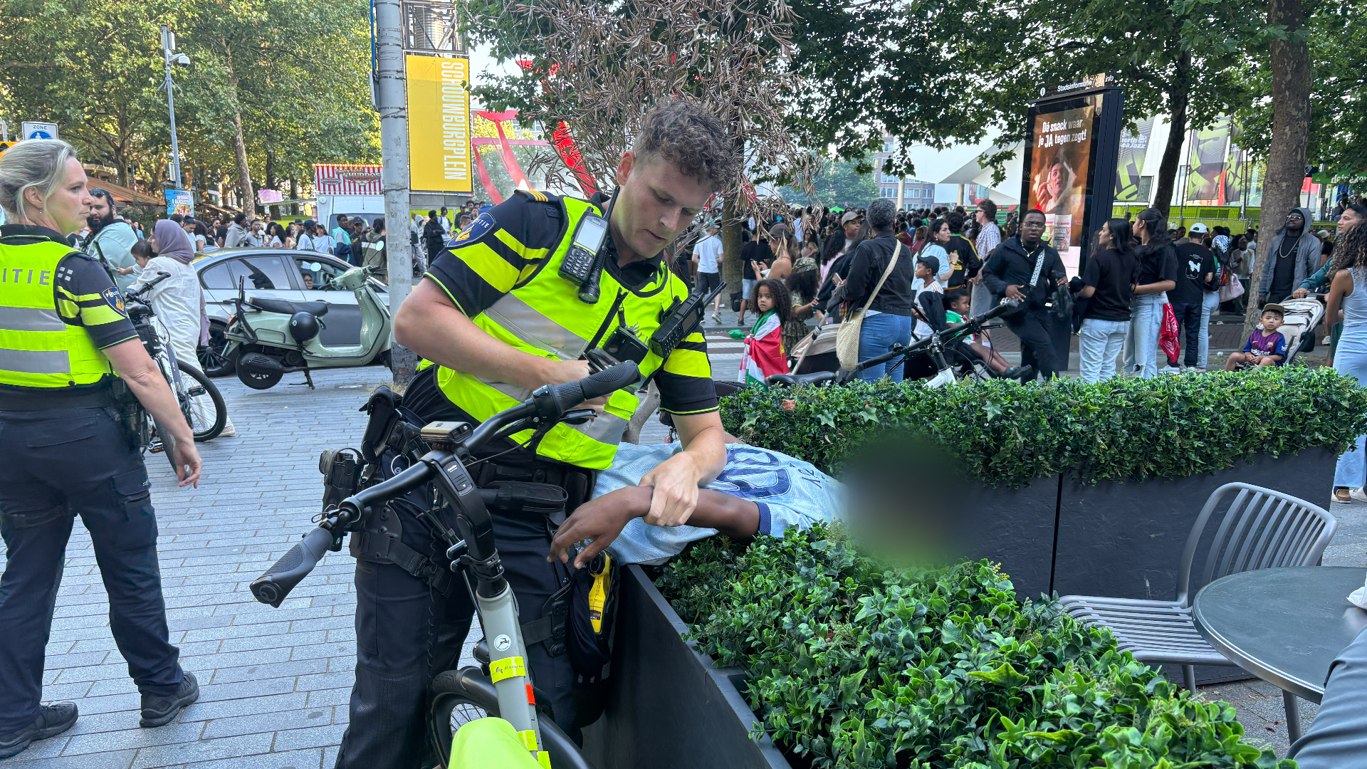 Twee personen zijn aangehouden op het Schouwburgplein.