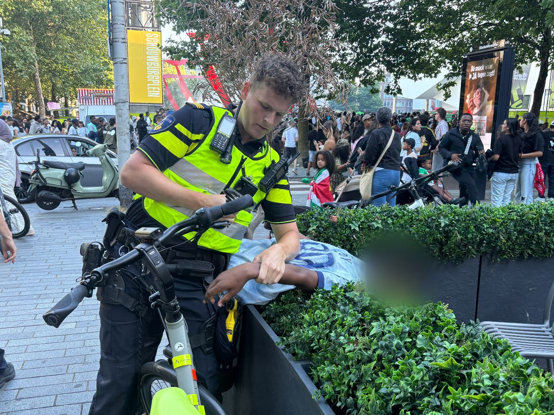 Twee personen zijn aangehouden op het Schouwburgplein.