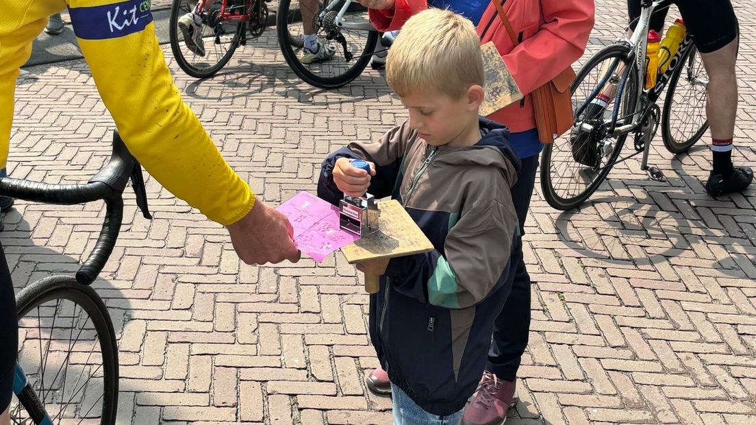 Jens aan het stempelen