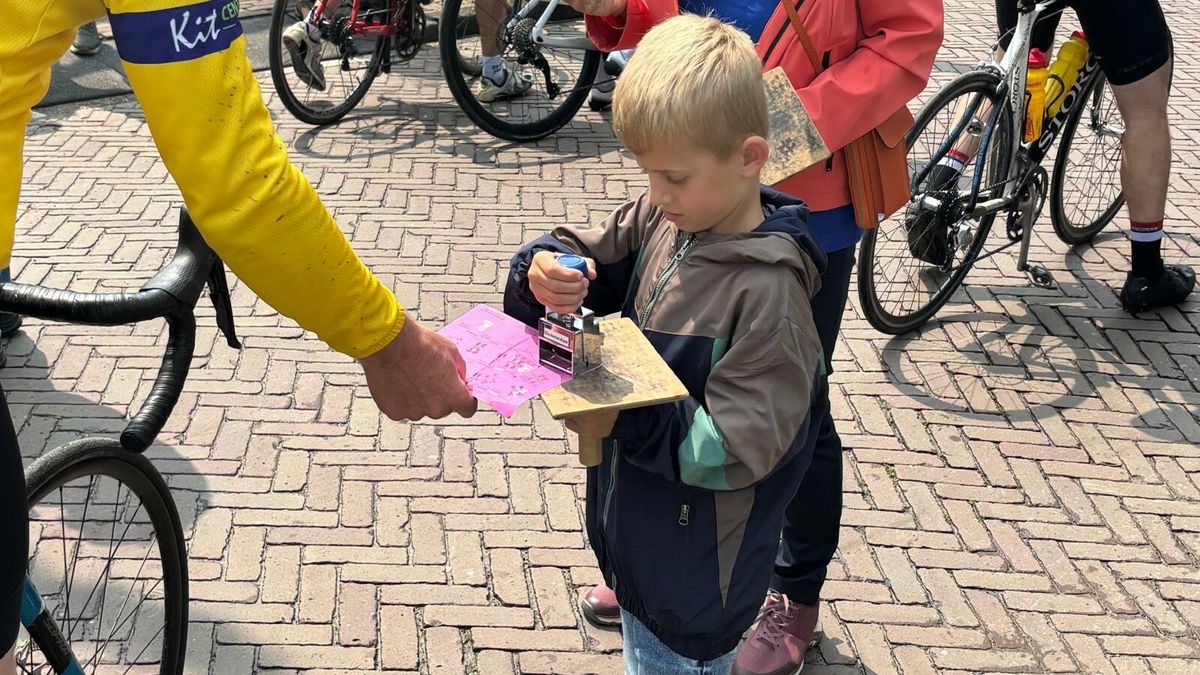 Buurman en Buurman komen aan in Leeuwarden | Eerste stempels in Oudemirdum