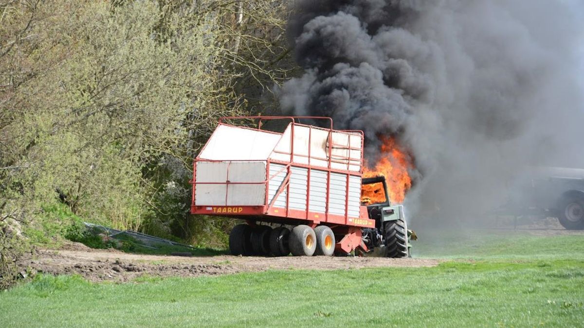 Brandweer blust trekkerbrand in Kamperveen