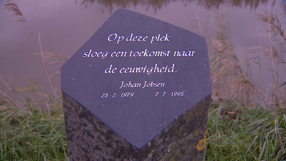 Het bermmonument voor Johan aan de Provincialeweg in Geersdijk