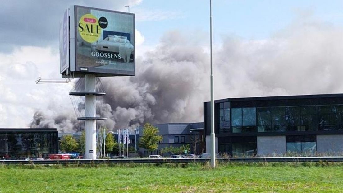 Het aanzicht van de brand vanaf de snelweg