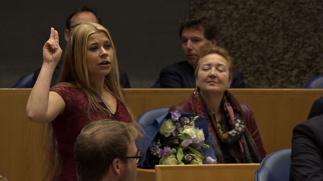 Een bijzondere dag voor Lisa Westerveld en haar negen provinciegenoten. De tien Gelderse politici worden deze donderdag samen met de andere 140 volksvertegenwoordigers officieel geïnstalleerd in de Tweede Kamer. Ze leggen  hiervoor allemaal de eed of de belofte af.