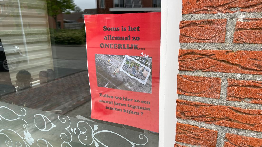 Posters bij huizen aan de Aak in Uithuizen