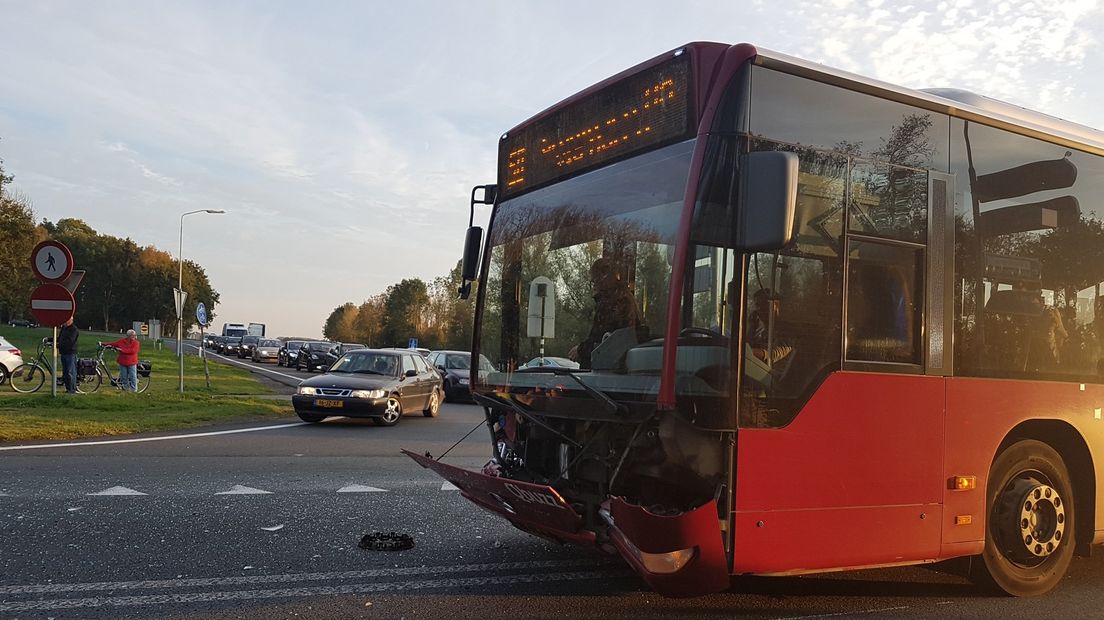 De gehavende Q buzz-bus na de botsing